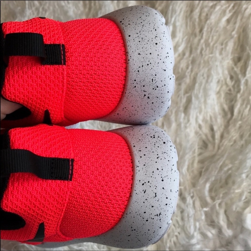 NWT Nike ID Custom Roshe One Neon Pink - Picture 8 of 8